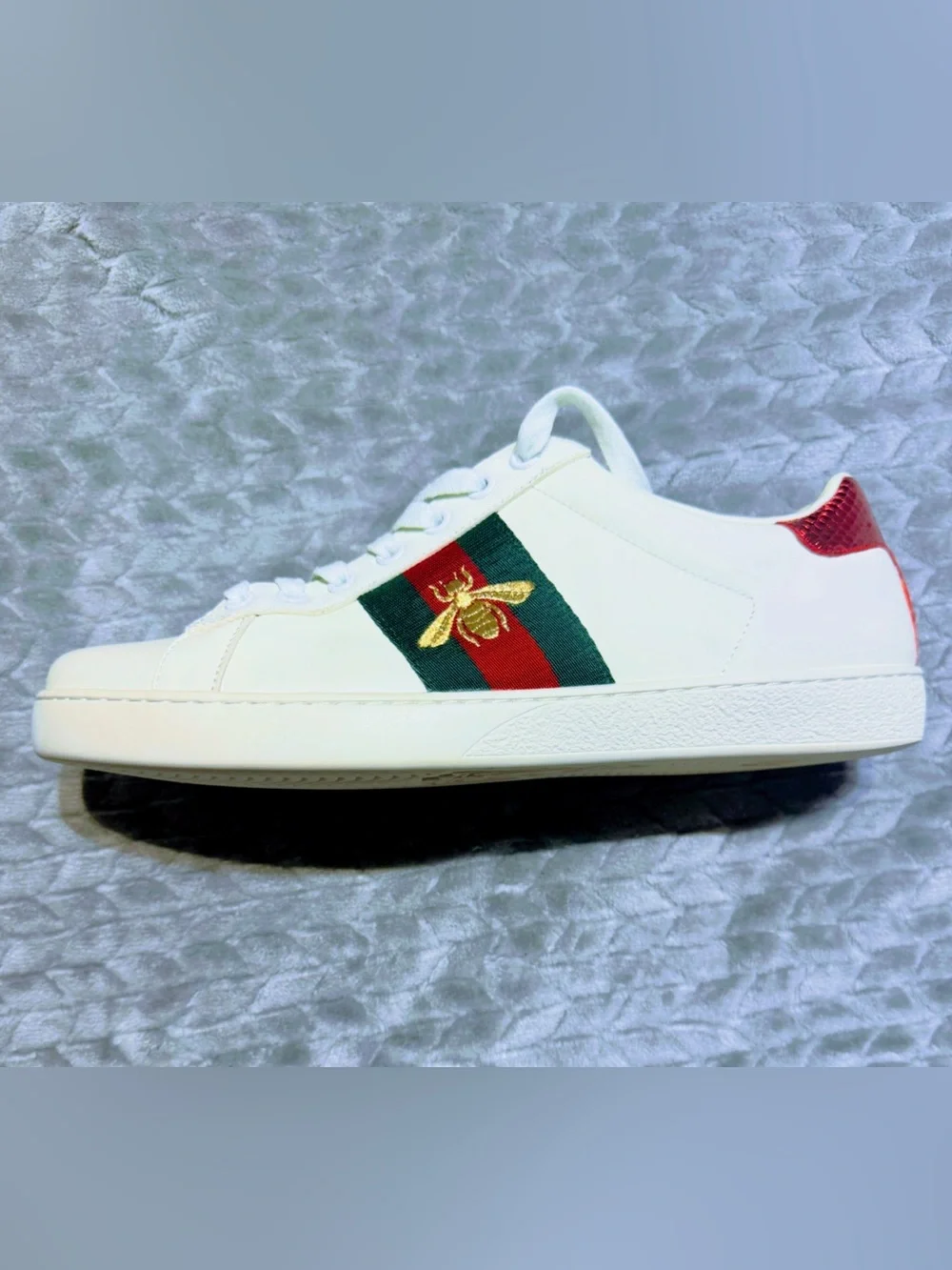 Gucci White Leather Low-Top Sneakers with Red and Green Stripe